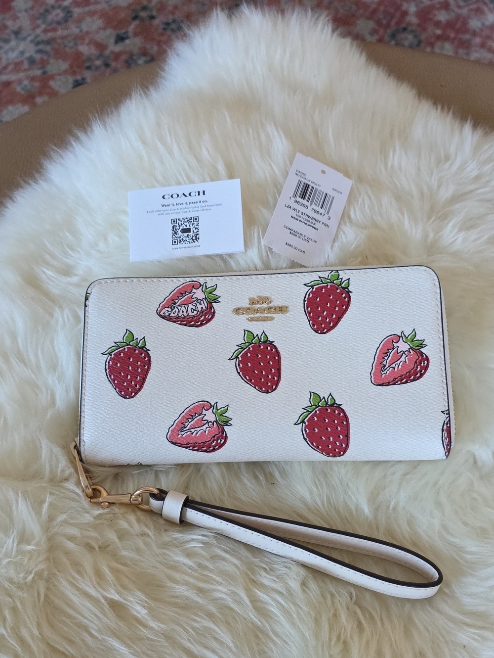 Adorable NWT Coach Large Chalk Leather Strawberry Print Wristlet Wallet ♥️🍓🩷🎁